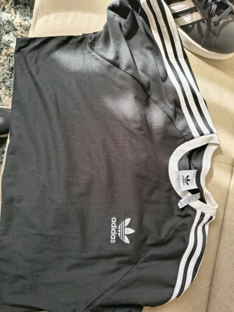 Polera y zapatillas Adidas negras con rayas blancas - 3