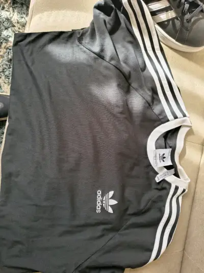 Polera y zapatillas Adidas negras con rayas blancas - miniatura 3