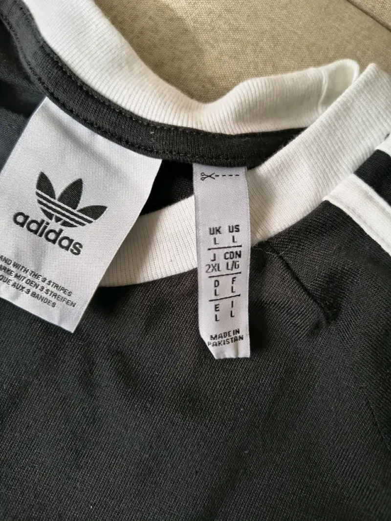 Polera y zapatillas Adidas negras con rayas blancas - 4