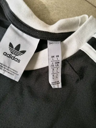 Polera y zapatillas Adidas negras con rayas blancas - miniatura 4