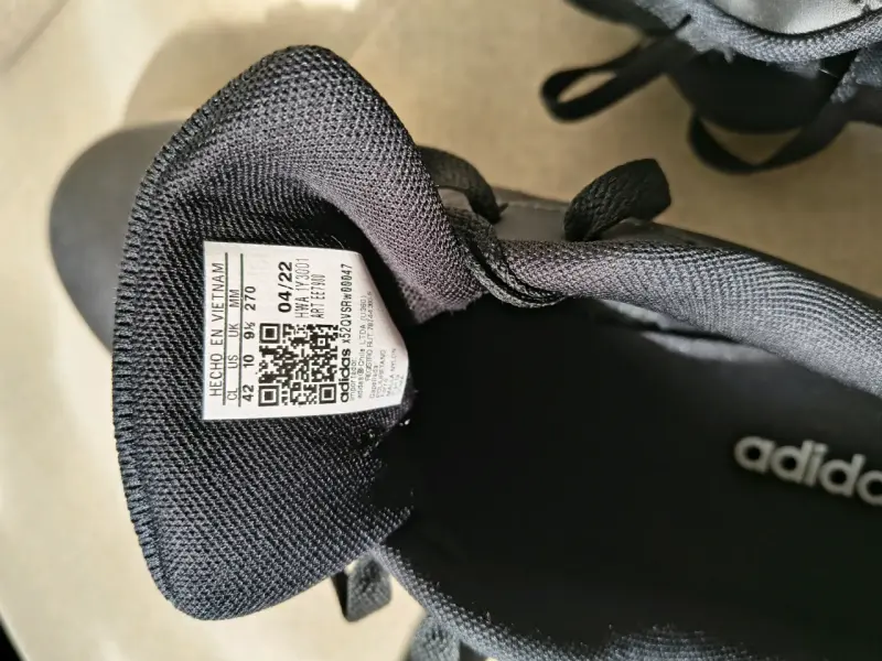 Polera y zapatillas Adidas negras con rayas blancas - 5