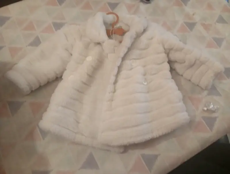 Abrigo de peluche para niña en color blanco - 1