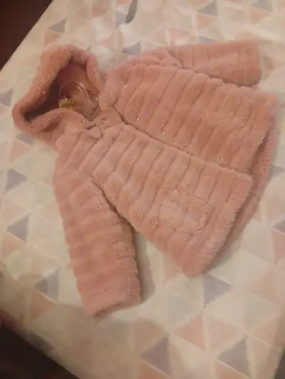 Abrigo de peluche para niña en color blanco - miniatura 2