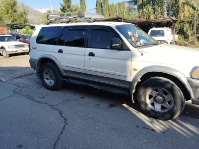 Camioneta SUV Mitsubishi 4x4 en buen estado - miniatura 1