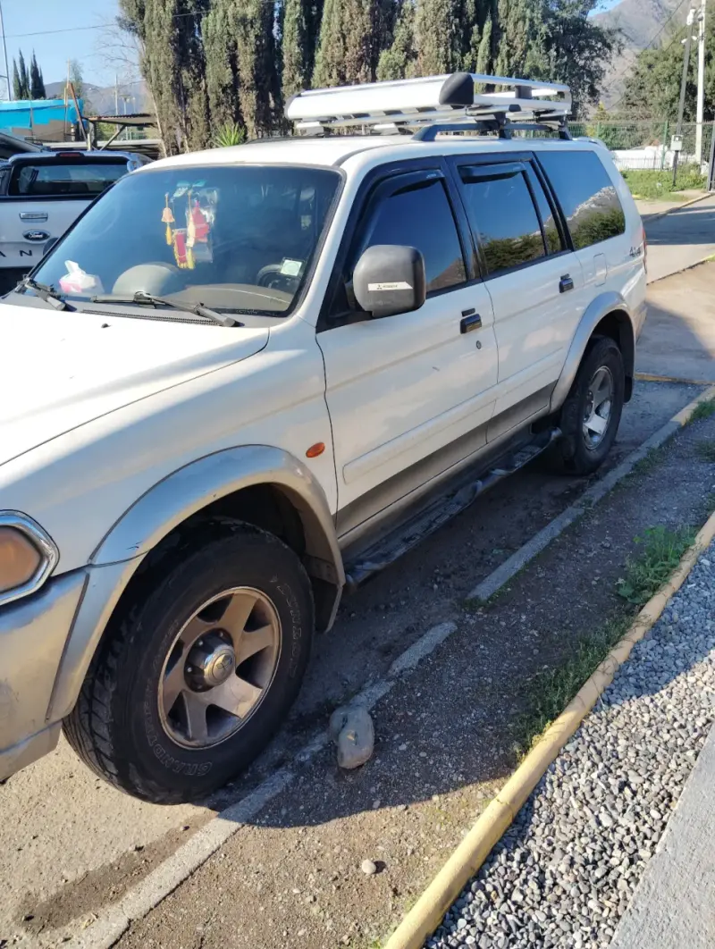 Camioneta SUV Mitsubishi 4x4 en buen estado - 2