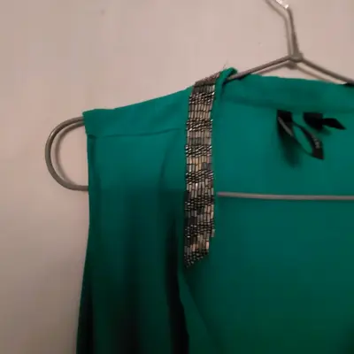 Vestido verde sin mangas Mango con detalles brillantes - miniatura 4