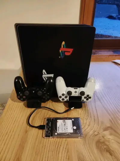 Consola PlayStation 4 con dos controles y disco duro - miniatura 1