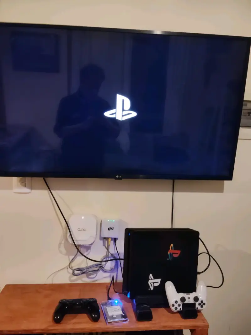 Consola PlayStation 4 con dos controles y disco duro - 2
