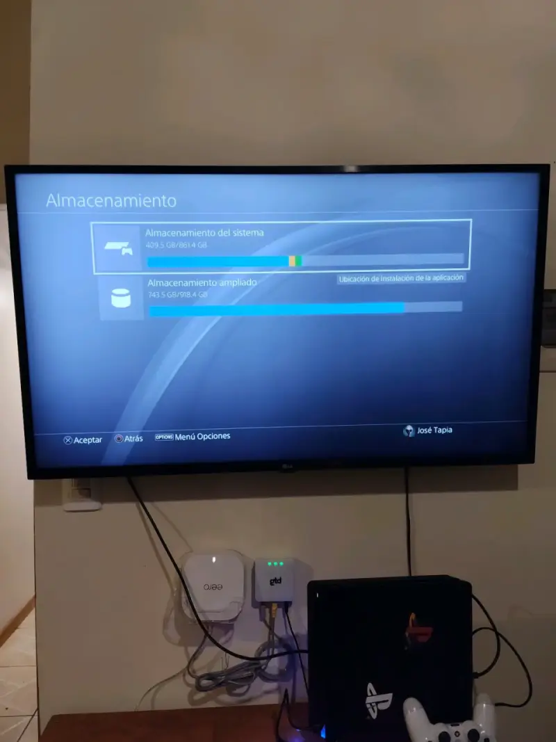 Consola PlayStation 4 con dos controles y disco duro - 4