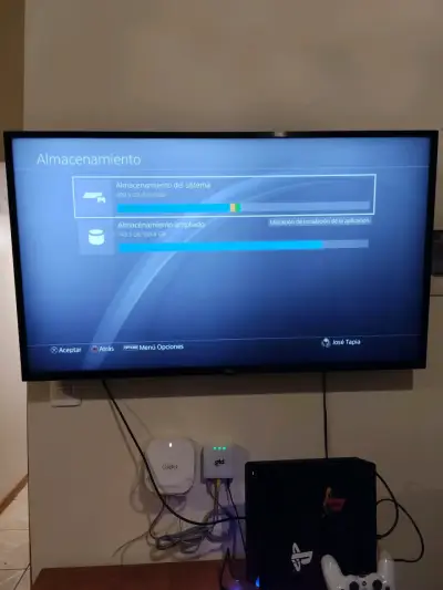 Consola PlayStation 4 con dos controles y disco duro - miniatura 4