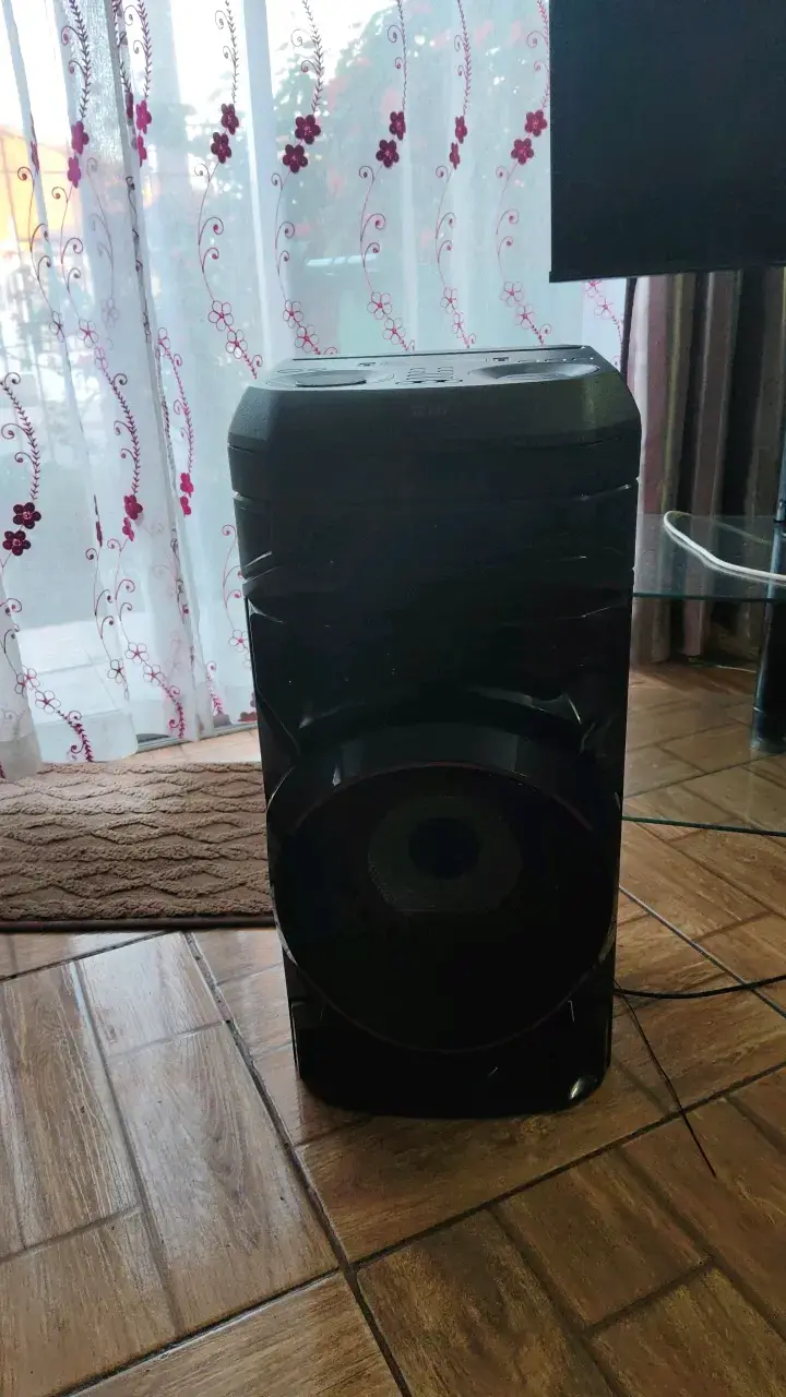 ParlanteLG Bluetooth con luces LED - 1
