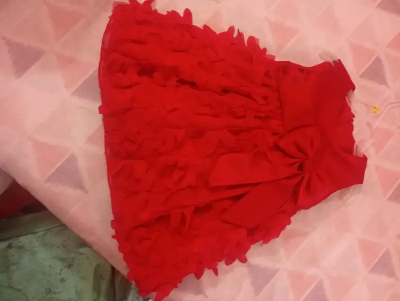 Vestido rojo para niña con lazo decorativo