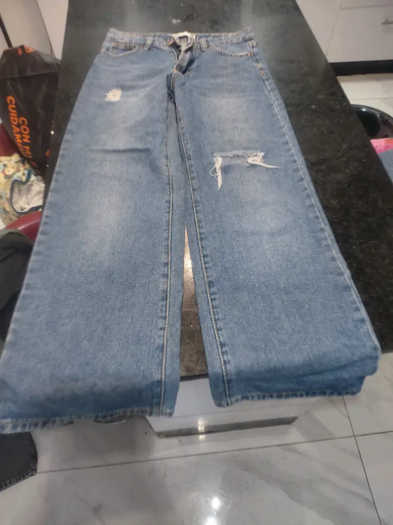 Jeans de mezclilla azul con diseño desgastado - 1