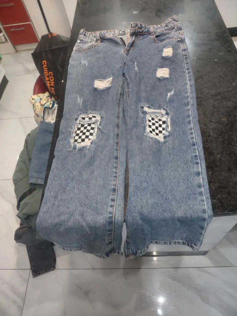 Jeans de mezclilla azul con diseño desgastado - 2