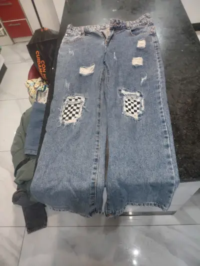 Jeans de mezclilla azul con diseño desgastado - miniatura 2