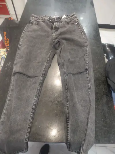 Jeans de mezclilla azul con diseño desgastado - miniatura 3