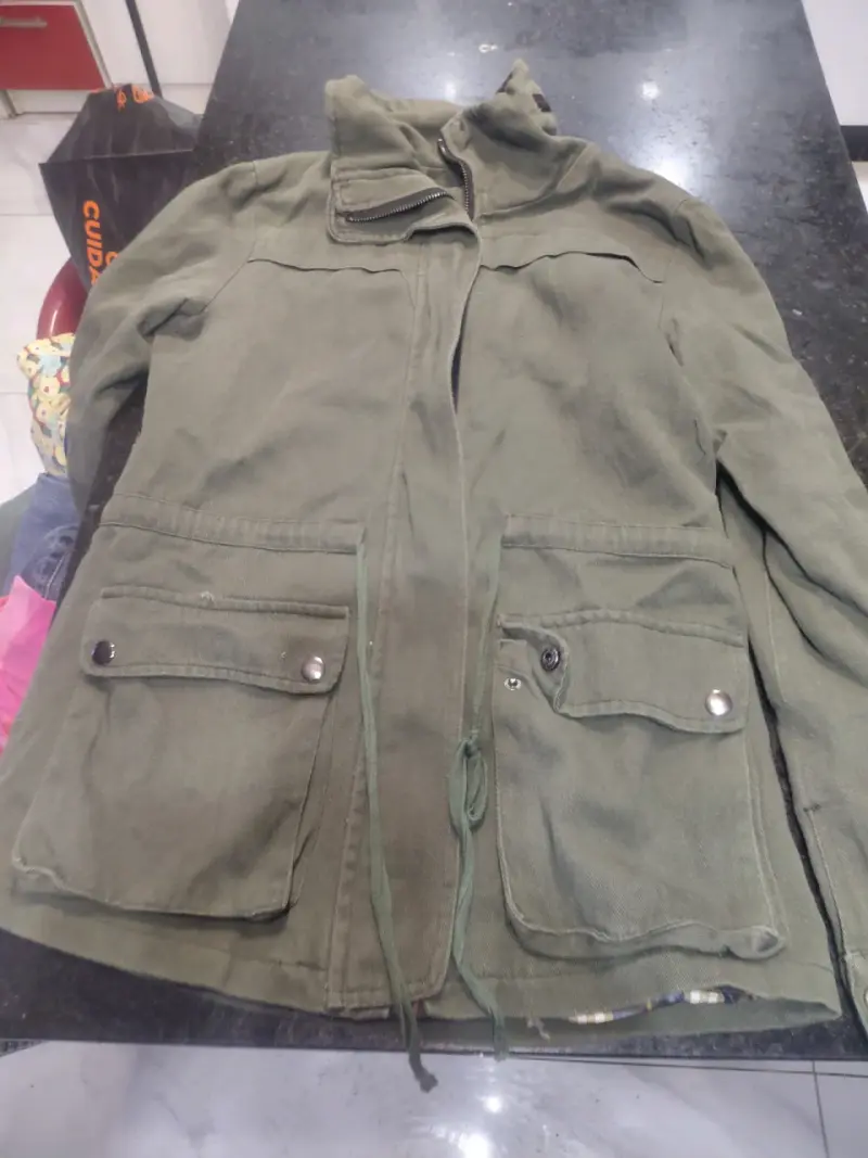 Chaqueta verde militar con bolsillos grandes