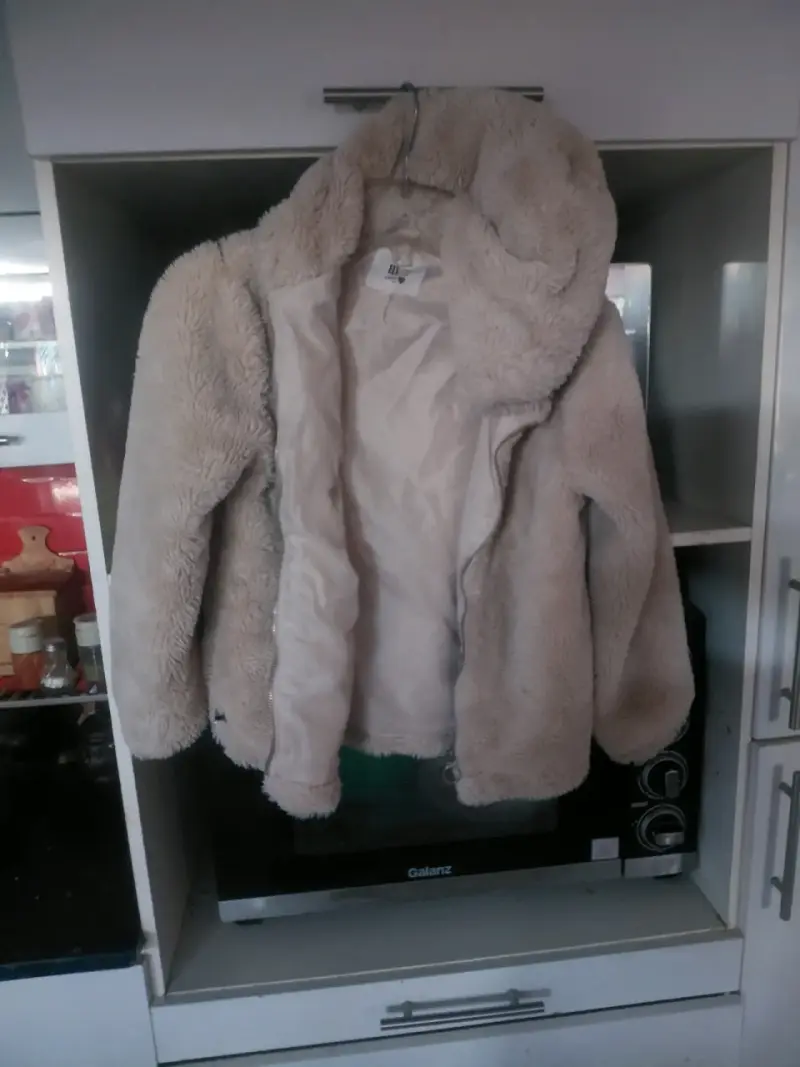 Chaqueta de felpa beige con capucha