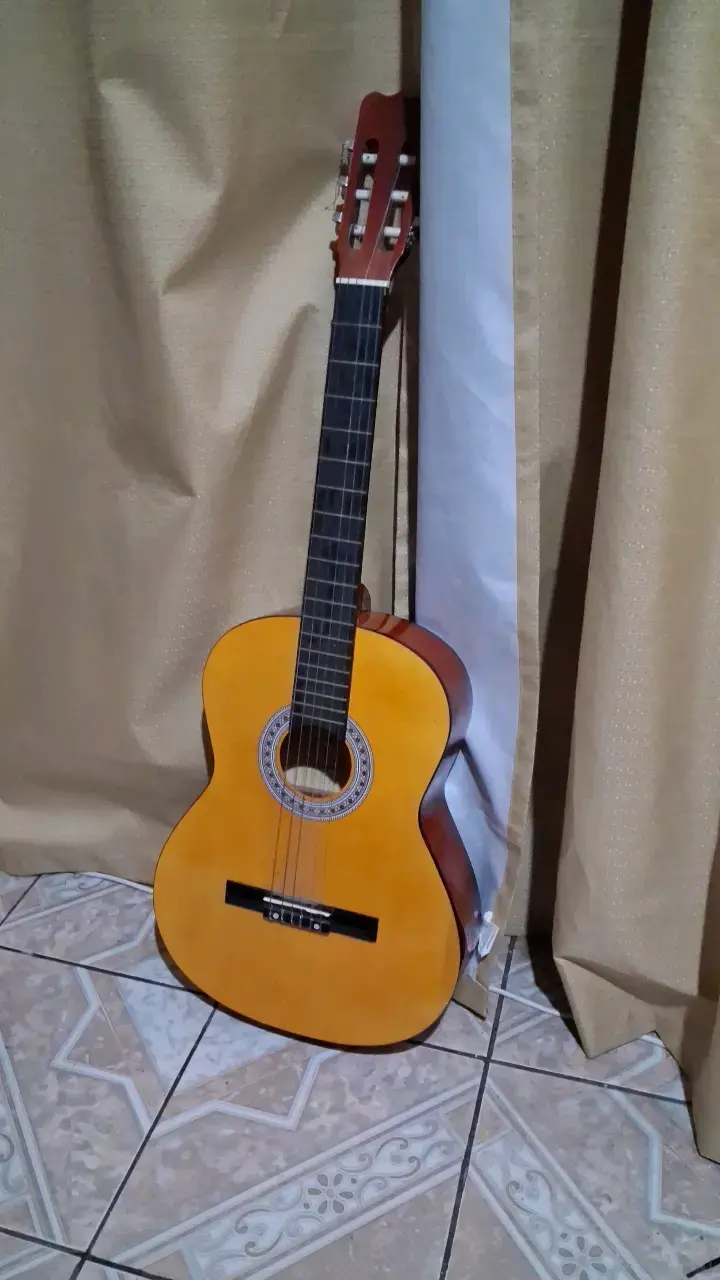 Guitarra clásica de madera en buen estado