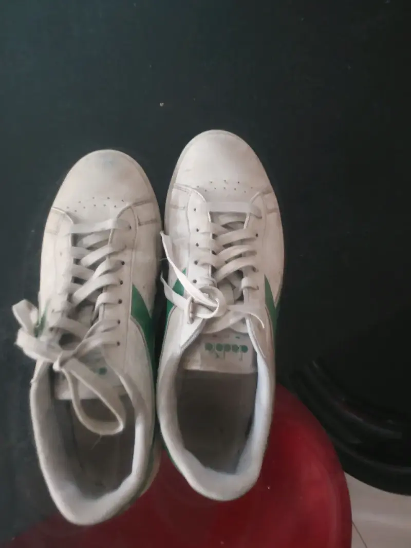 Zapatillas deportivas blancas con detalles verdes