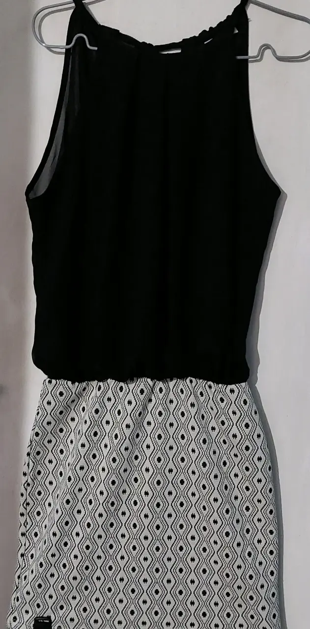 Vestido sin mangas negro y blanco con diseño geométrico - 1