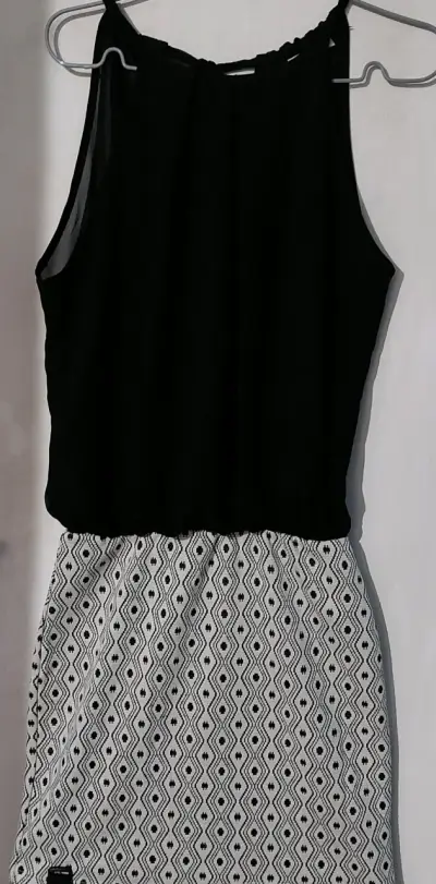Vestido sin mangas negro y blanco con diseño geométrico - miniatura 1