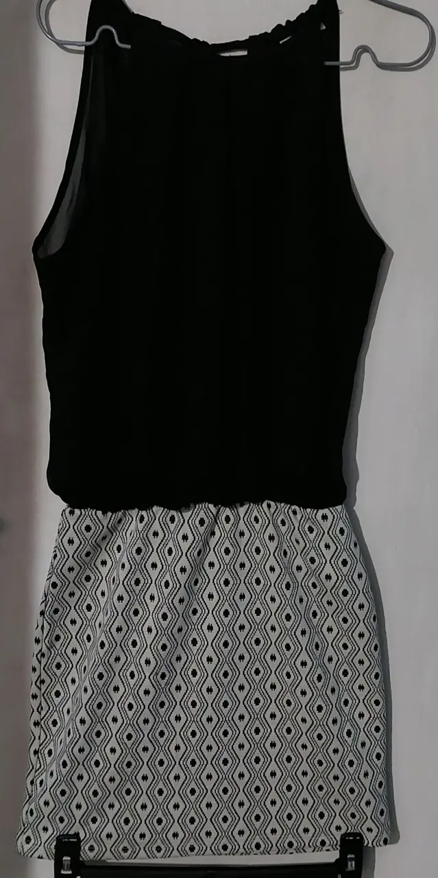 Vestido sin mangas negro y blanco con diseño geométrico - 2