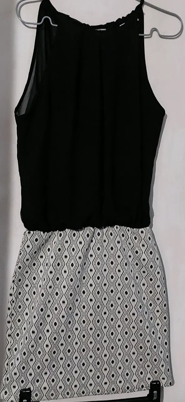 Vestido sin mangas negro y blanco con diseño geométrico - 3