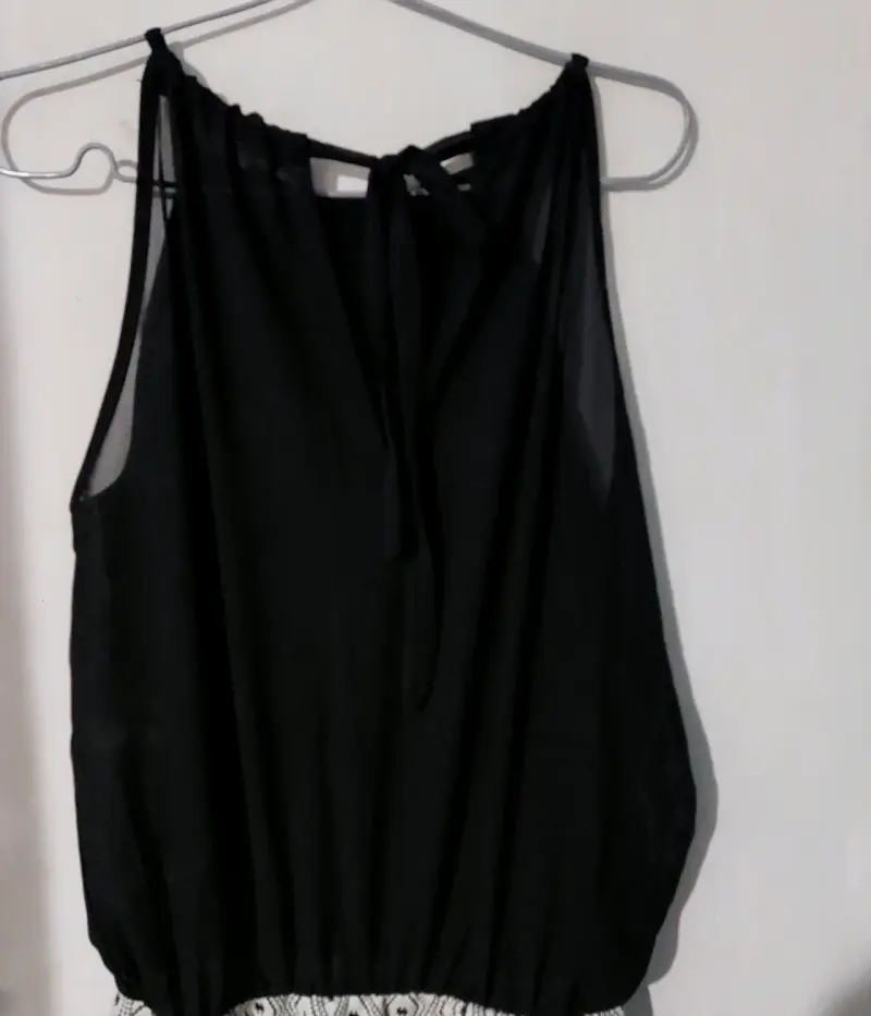 Vestido sin mangas negro y blanco con diseño geométrico - 5