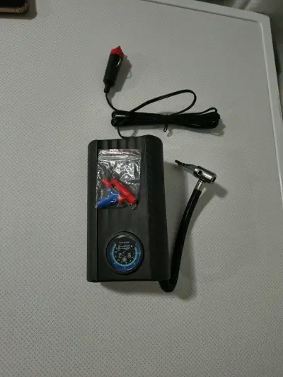 Bomba de Aire Portátil para Auto con Manómetro - miniatura 1
