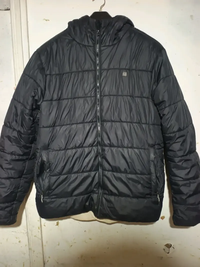 Chaqueta acolchada negra con capucha para hombre - 1