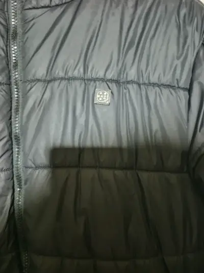 Chaqueta acolchada negra con capucha para hombre - miniatura 2