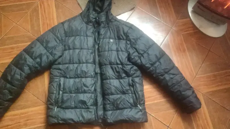 Chaqueta acolchada negra con capucha para hombre - 3
