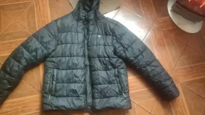 Chaqueta acolchada negra con capucha para hombre - miniatura 3