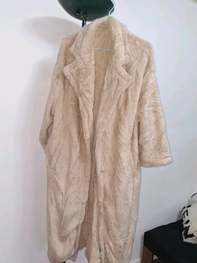 Abrigo de piel sintética beige para mujer