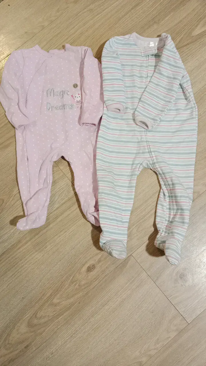 Pijamas enteros para bebé en colores pastel