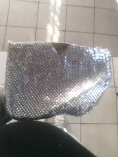 Cartera de mano plateada con diseño brillante - miniatura 1