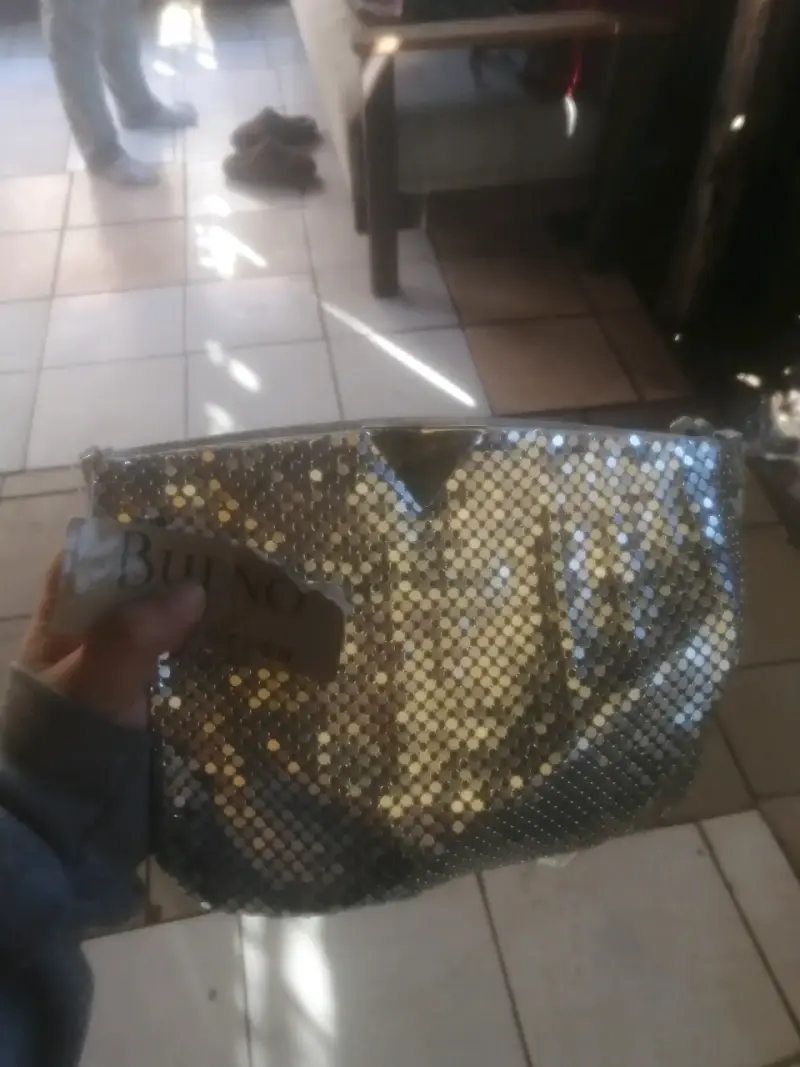 Cartera de mano plateada con diseño brillante - 2