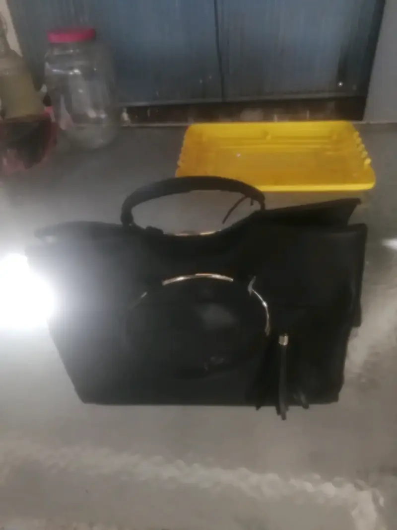 Bolso negro con asas metálicas - 1