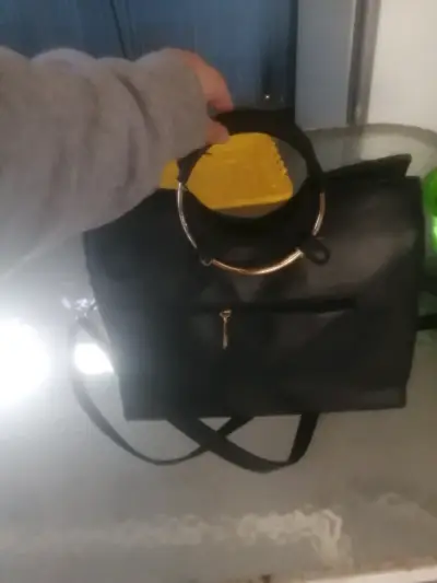 Bolso negro con asas metálicas - miniatura 2