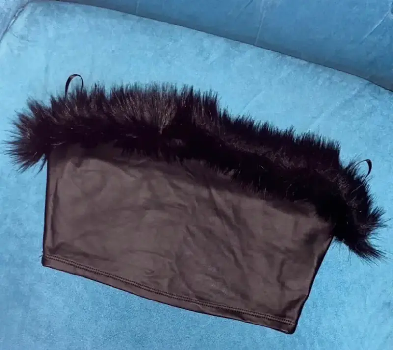 Top negro sin tirantes con detalle de peluche - 1