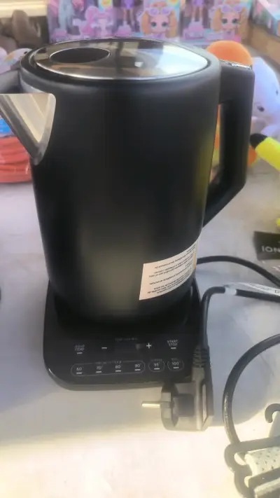 Hervidor eléctrico negro con control de temperatura - miniatura 1