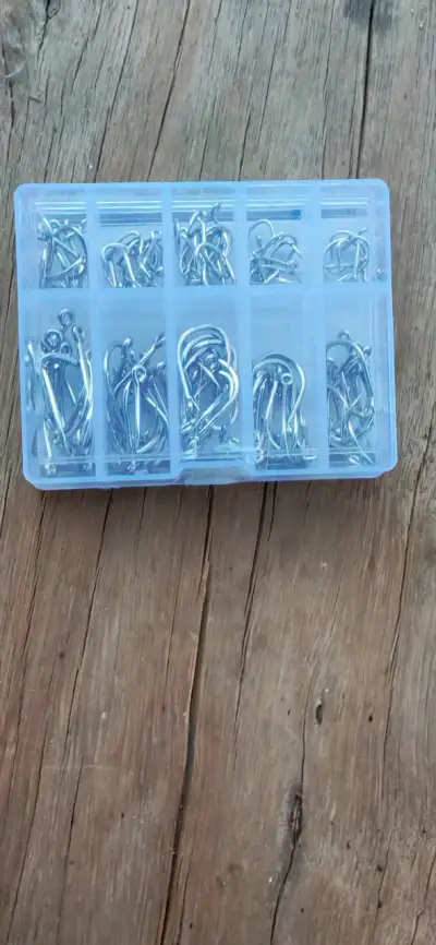 Set de anzuelos de pesca en caja organizadora - miniatura 1