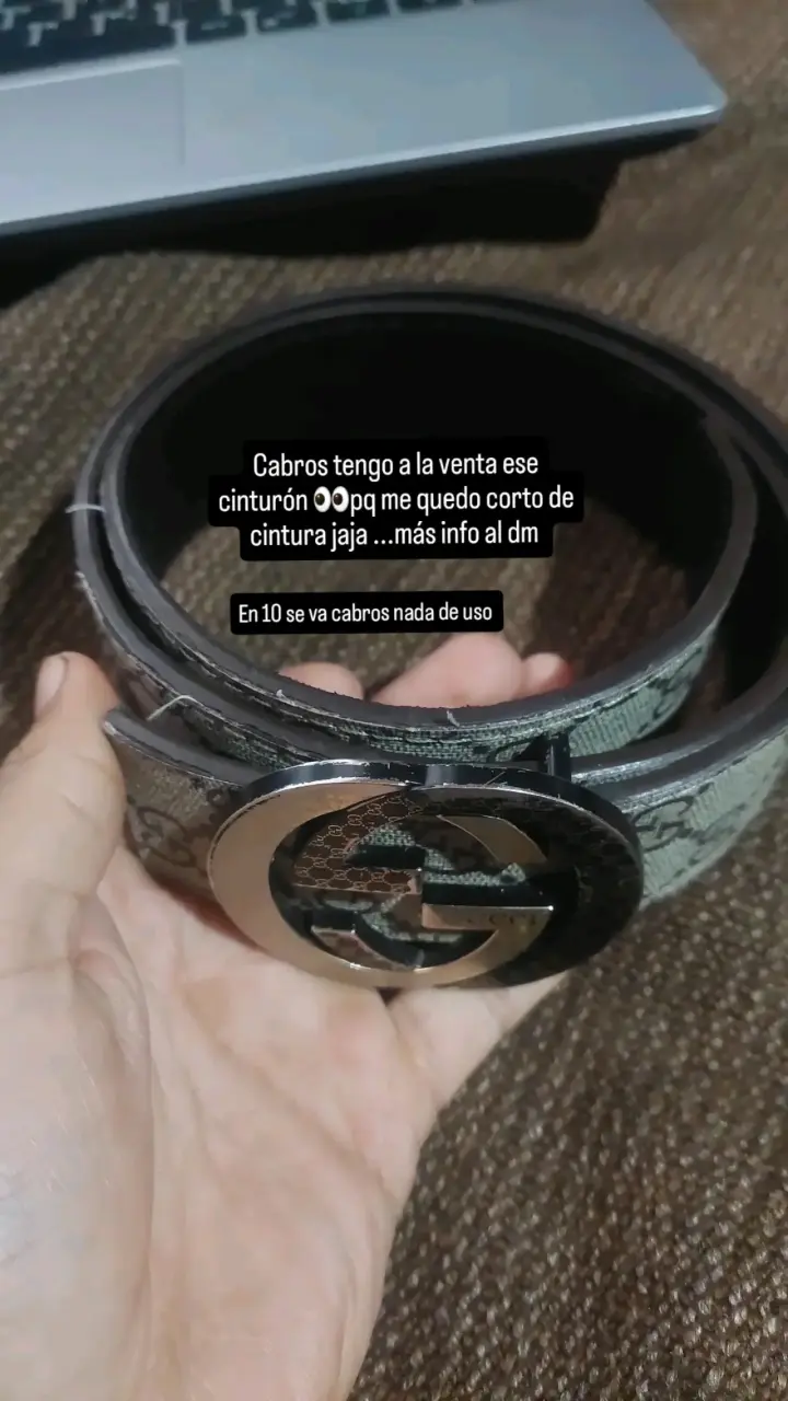 Cinturón de cuero con hebilla metálica