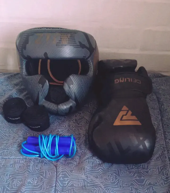 Set de boxeo con casco y guantes Celing