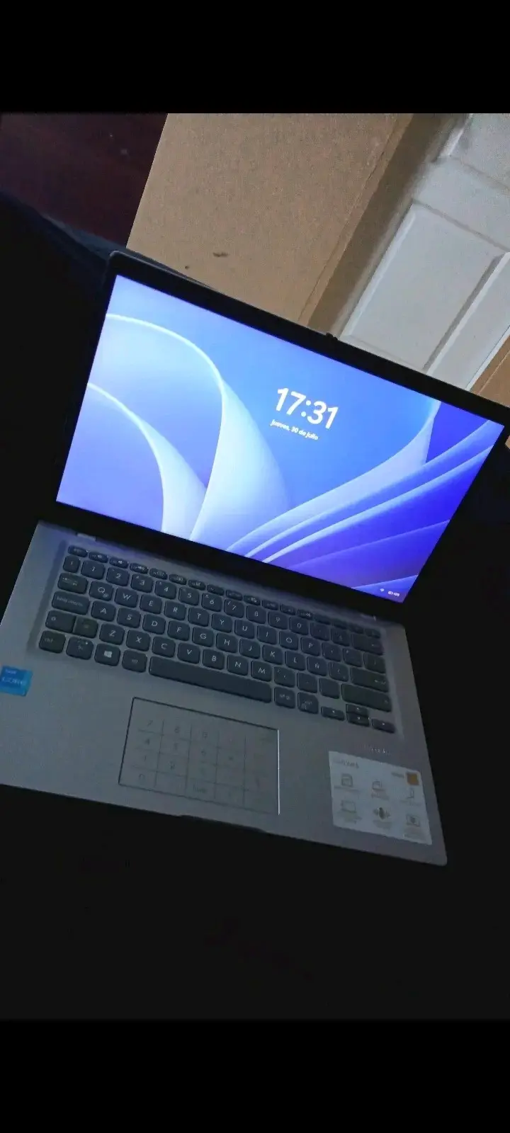 Laptop ASUS con teclado numérico y pantalla amplia - 1