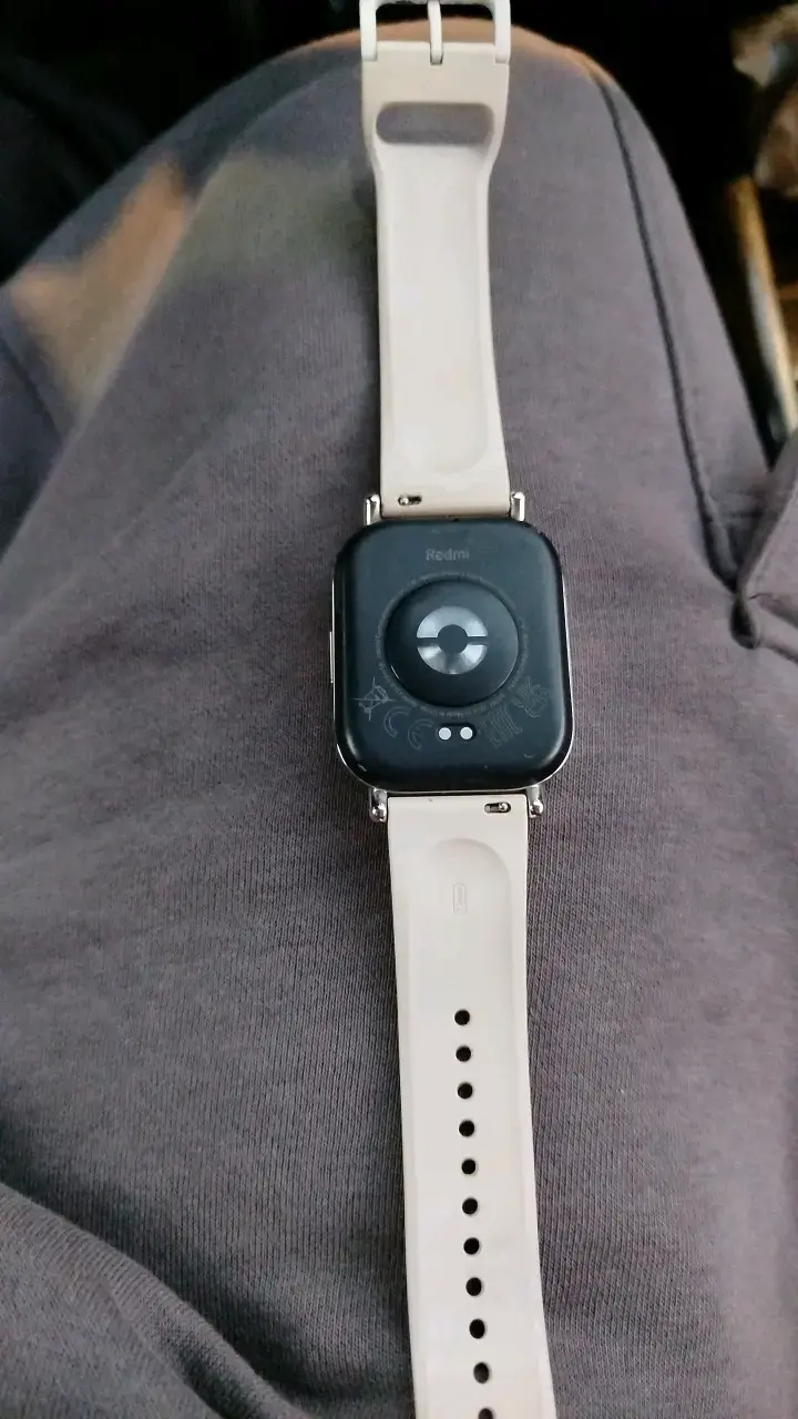 Smartwatch Redmi con correa blanca - 3