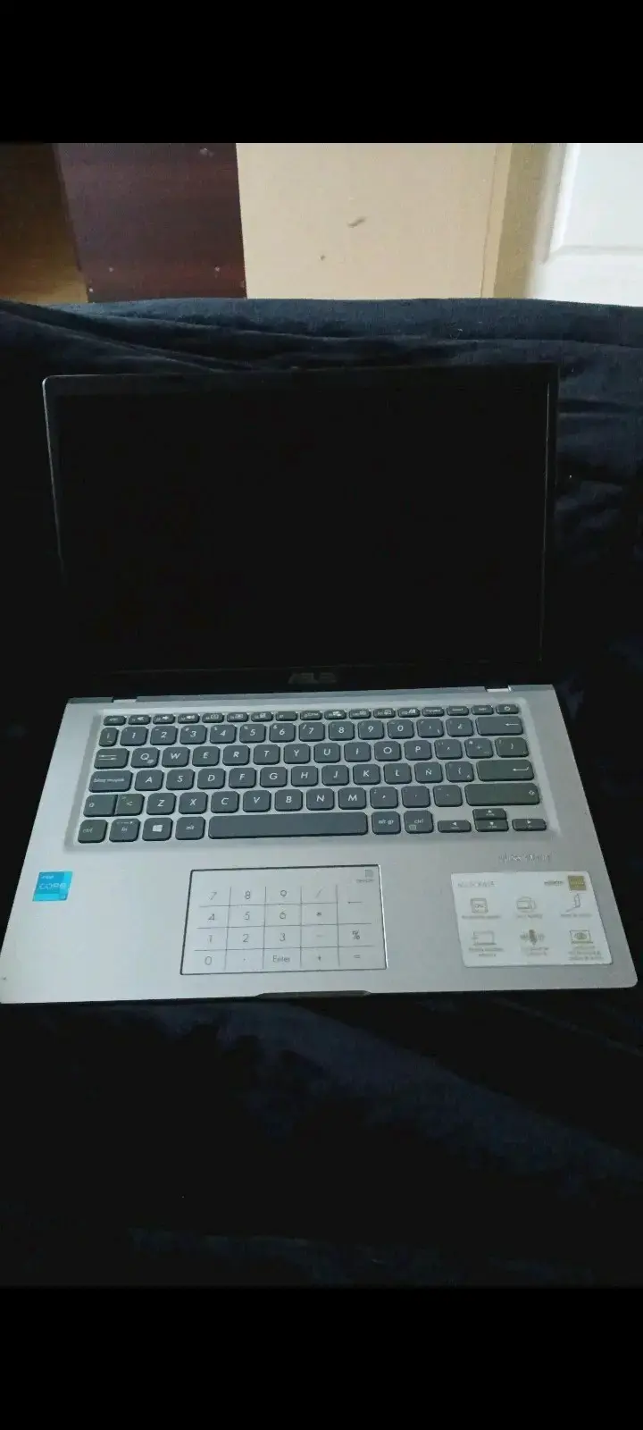 Laptop ASUS con teclado numérico y pantalla amplia - 4
