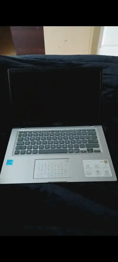 Laptop ASUS con teclado numérico y pantalla amplia - miniatura 4