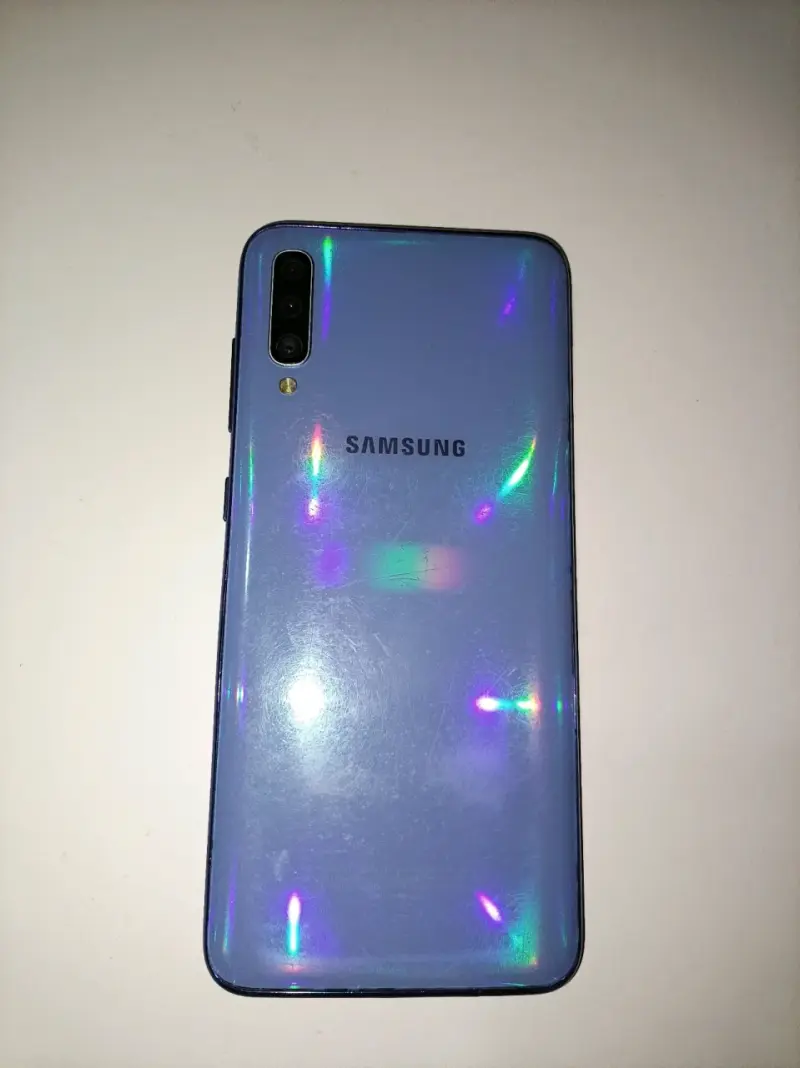 Smartphone Samsung Galaxy A70 azul en buen estado - 1